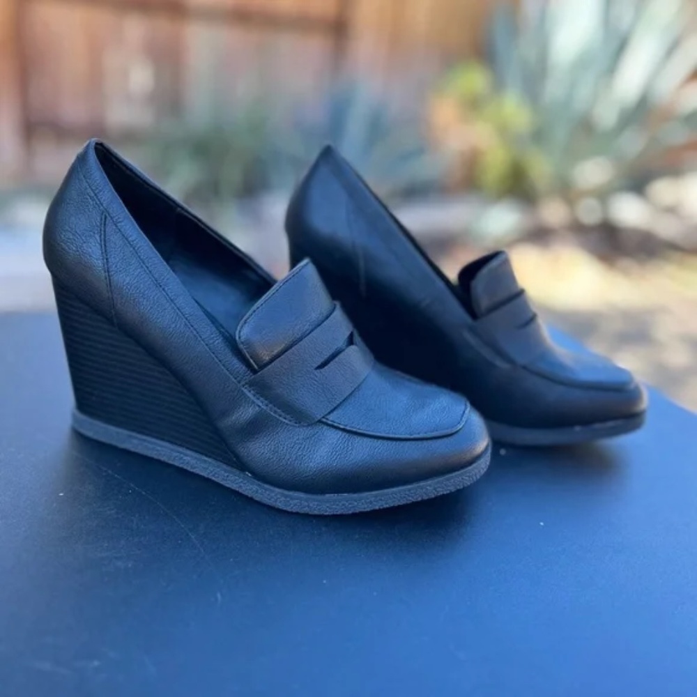 Sun + Stone Womens Jetta Black Wedge Heel Loafers